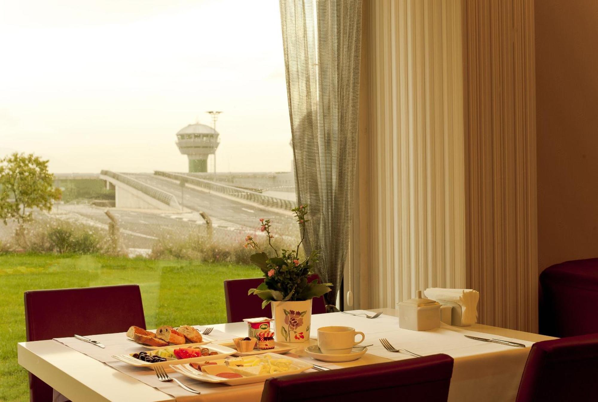 Orty Airport Hotel İzmir Restaurant bilde